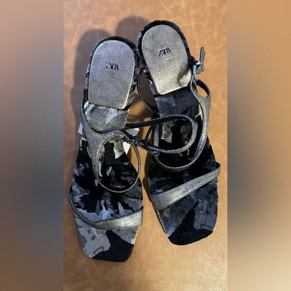NWT ZARA 🎄HOLIDAY METALLIC perfect for holiday season 
HEELED SANDALS SIZE 8 - Picture 7 of 10